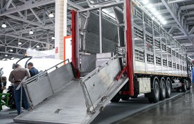 Полуприцеп для перевозки свиней NEWNION 14 м 3-х уровневый