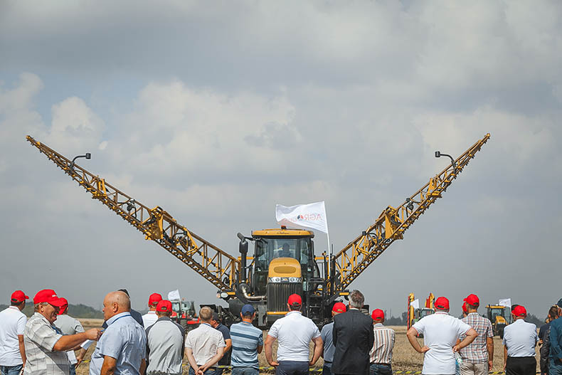 Самоходный опрыскиватель Challenger RoGator
