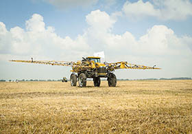 Самоходный опрыскиватель Challenger RoGator
