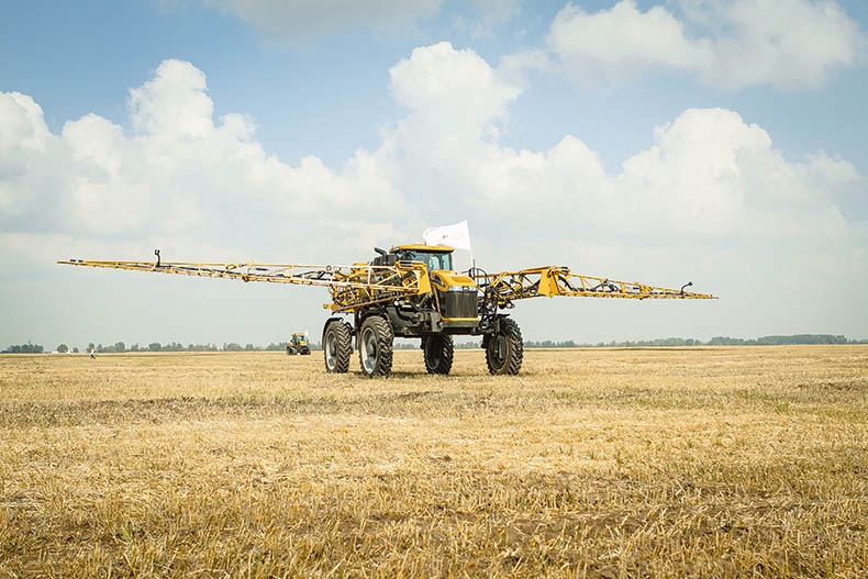 Самоходный опрыскиватель Challenger RoGator Самоходный опрыскиватель Challenger RoGator