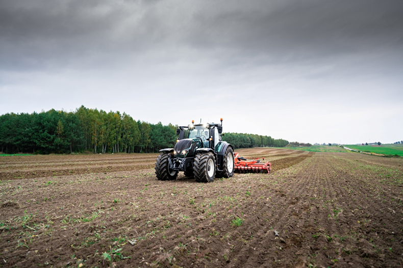 Трактор Valtra с дистанционным управлением